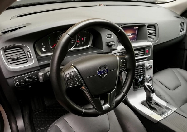 Volvo V60 Cross Country cena 61700 przebieg: 230000, rok produkcji 2018 z Opoczno małe 704
